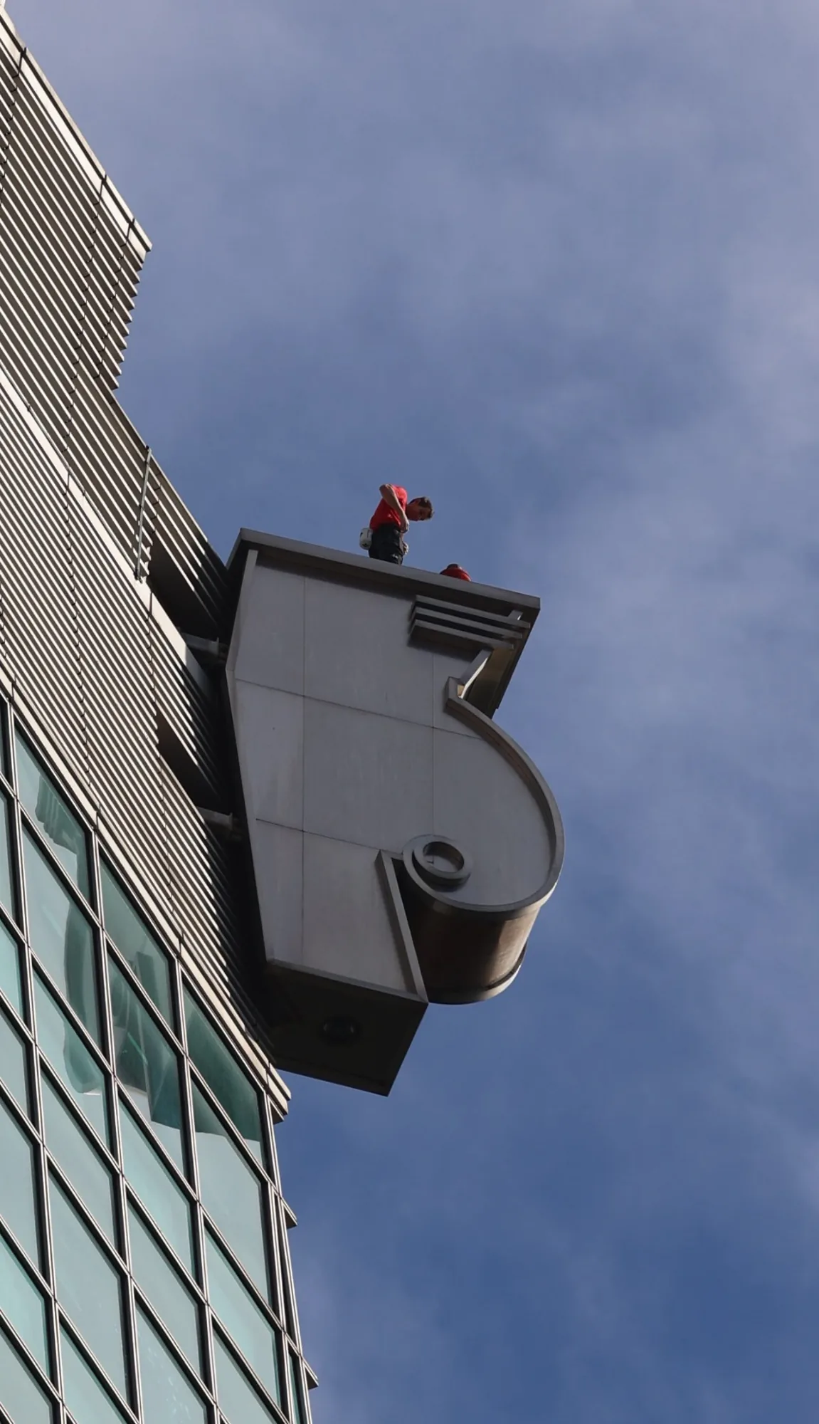 Figura sul tetto contro il cielo