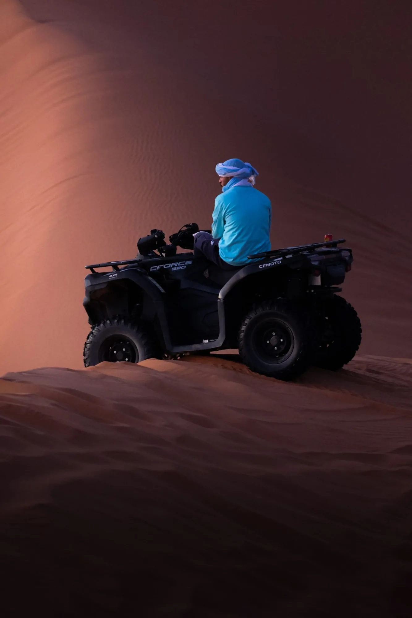 Ritratto su quad nel deserto